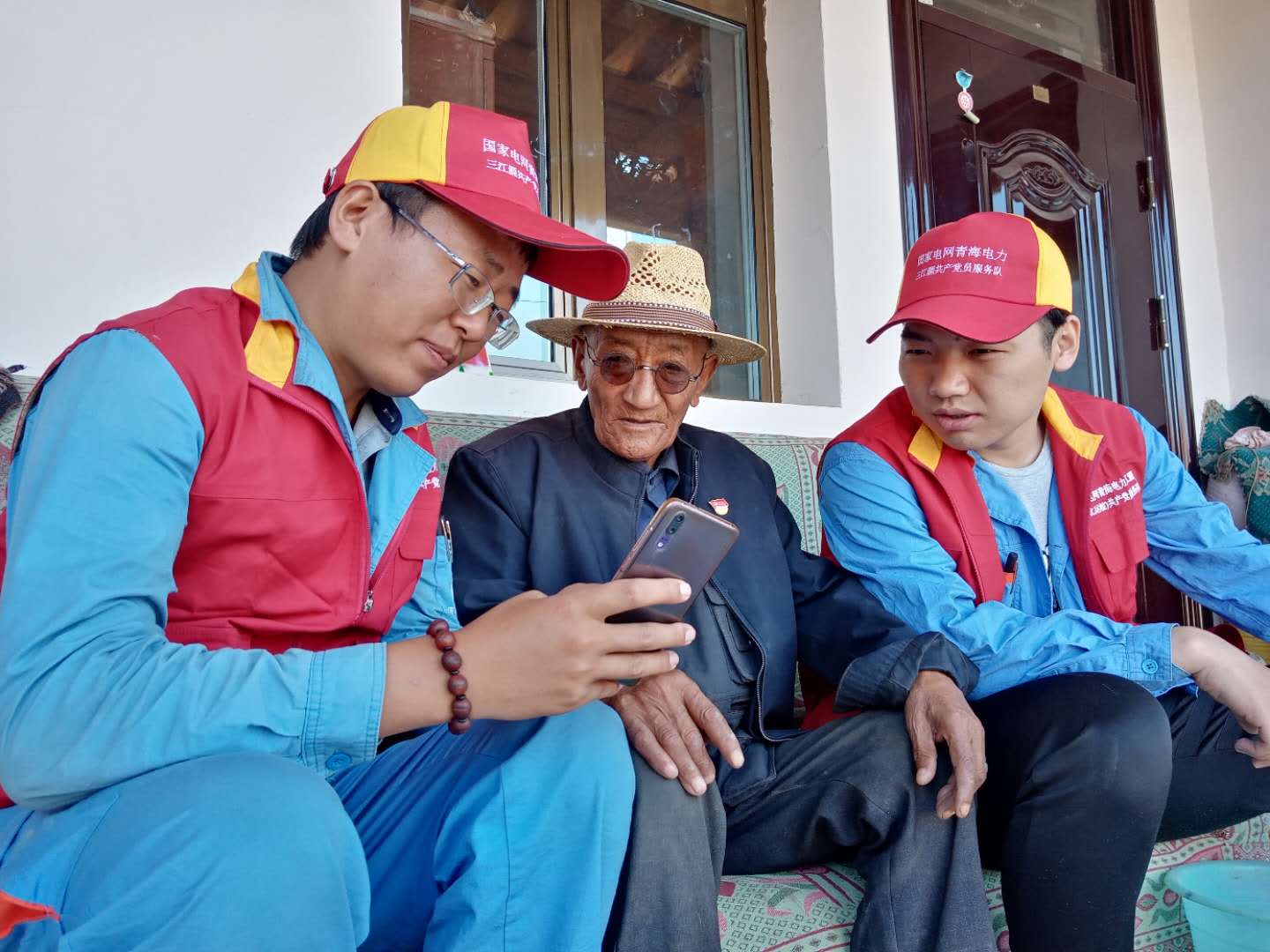國網黃化供電公司運檢黨支部與尖扎縣來玉村黨支部開展“扶貧助困、攜手同行”主題黨日活動