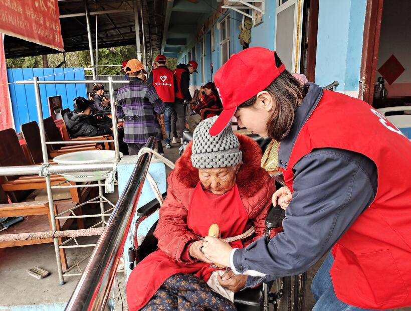 國網南充供電公司:青春雷鋒行點點螢火光