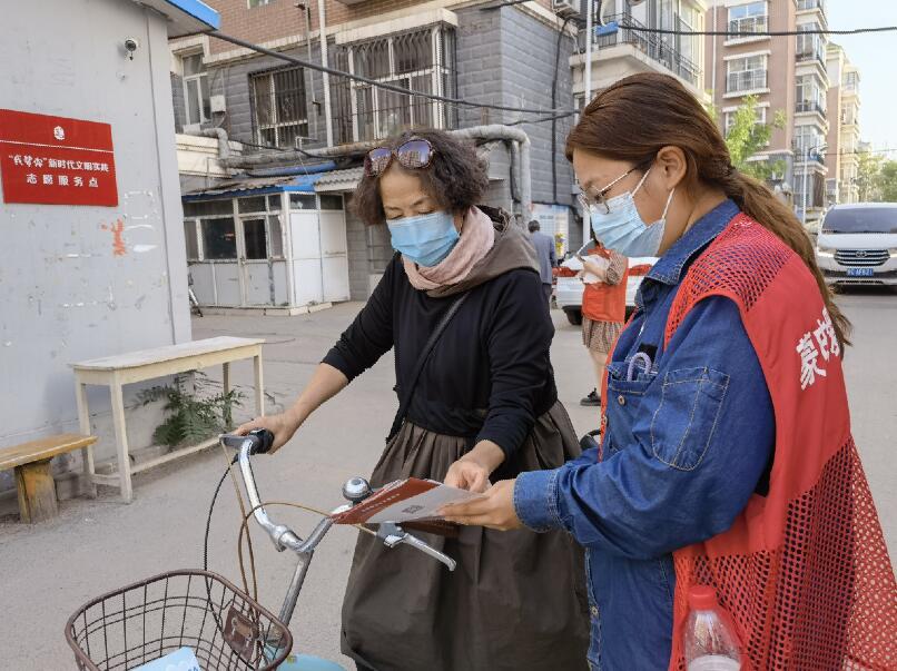 烏海超高壓供電公司包聯共建進社區志愿清掃暖人心