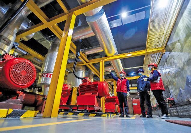 國網新疆電力天山雪蓮(烏魯木齊)共產黨員服務隊“一企一策” 精細化服務企業客戶