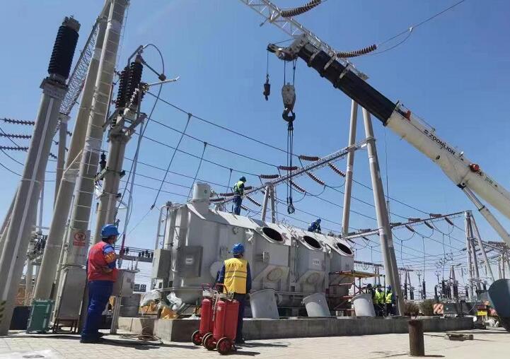 吊罩成功！主變大修工程為“綠色電”保駕護航