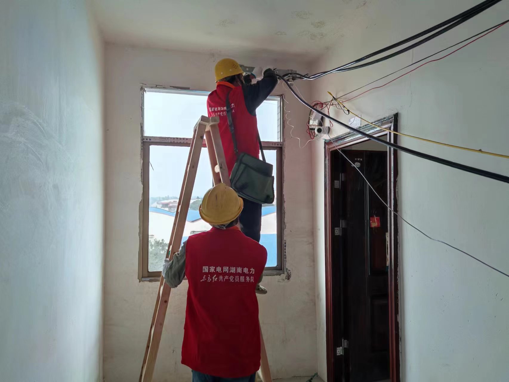 國網(wǎng)東安縣供電公司:分秒必爭 21小時(shí)完成隔離點(diǎn)送電