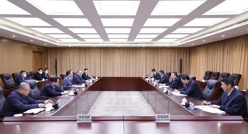 國家電網(wǎng)董事長、黨組書記辛保安與哈電集團董事長、黨委書記曹志安會談