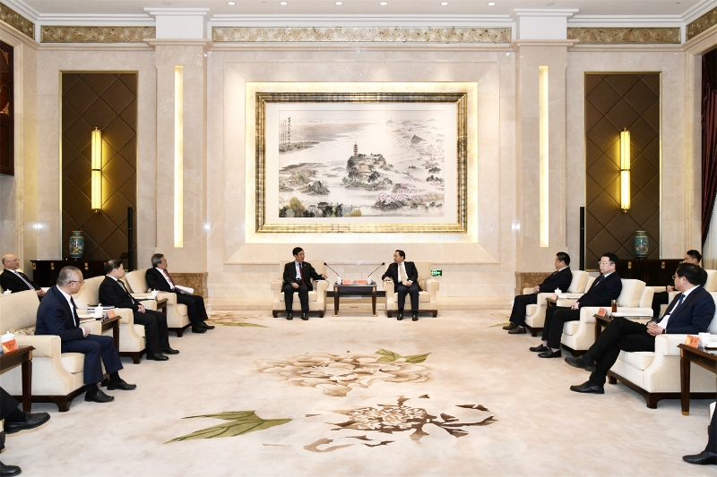 孫洪水與鎮江市委書記馬明龍、市長徐曙海會談