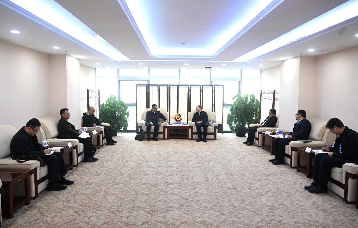 中國電建黨委常委、副總經理徐鵬程與西藏開發投資集團黨委書記、董事長祁騰武會談