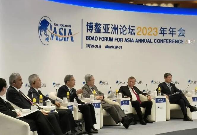 央行行長易綱:實現碳達峰碳中和需要“胡蘿卜+大棒”