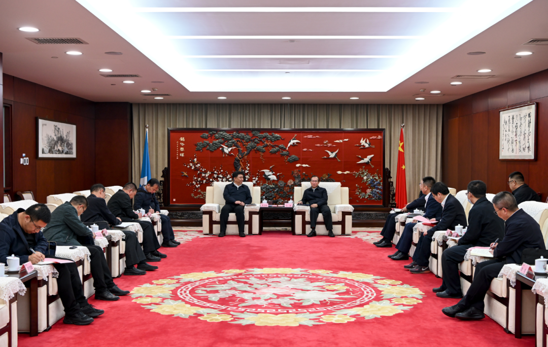 華電集團黨組書記、董事長江毅與阿拉善盟委副書記、盟長李中增舉行會談