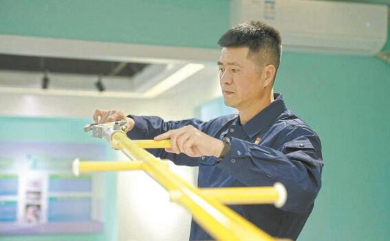 國網工匠蔡江河：練好帶電作業絕活 帶出技術人才隊伍