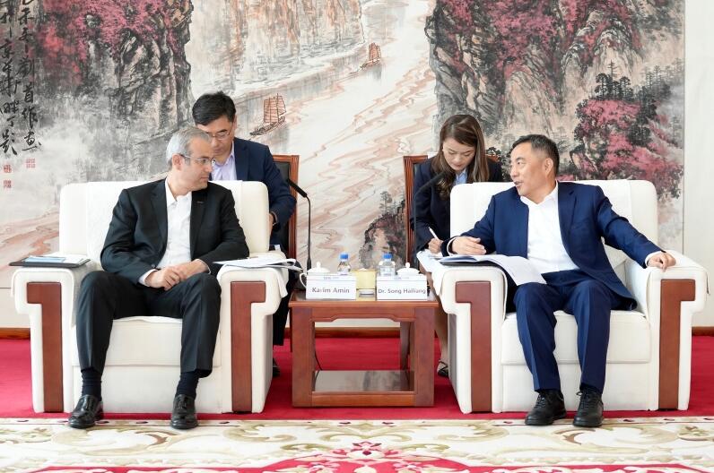 中國能建董事長宋海良與西門子能源全球執行副總裁卡瑞姆·阿明會談