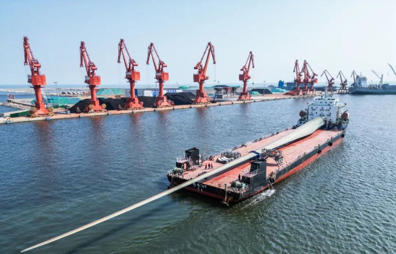 126米！超長風電葉片在山東港口煙臺港完成卸船