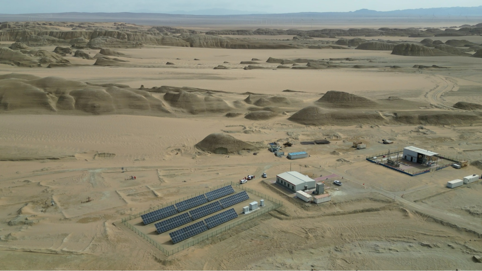 青海油田首個“光伏+儲能”地面光伏項目日均發電破萬度