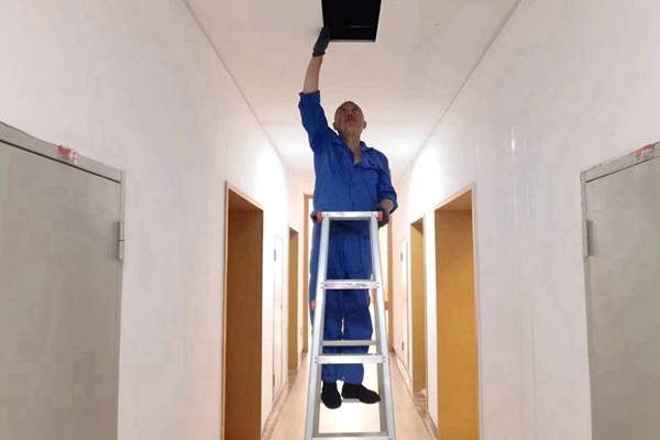 圖為物業人員利用節假日對值班宿舍電纜廊道、空調管道進行檢查和維護
