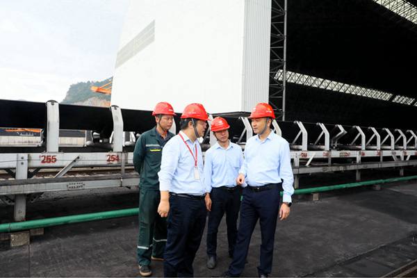 圖為該公司主要領導帶隊深入現場安全檢查