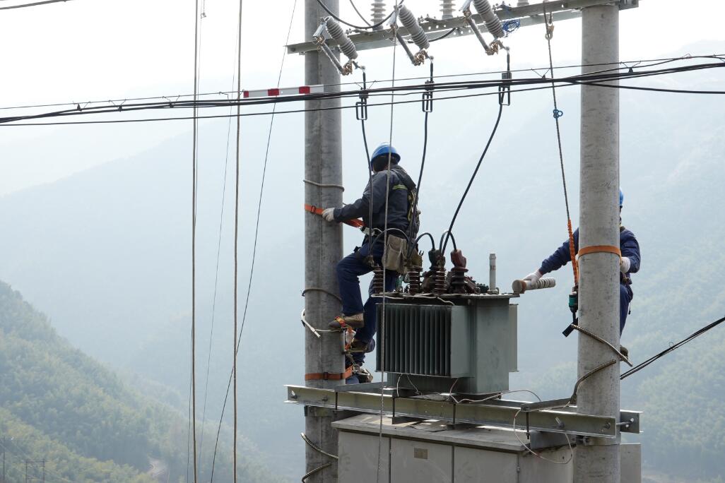 國網余姚市供電公司：不懼寒潮施工忙 公變“搬家”助發展