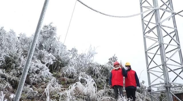 國網江華供電公司踏雪巡線 迎戰寒潮保供電