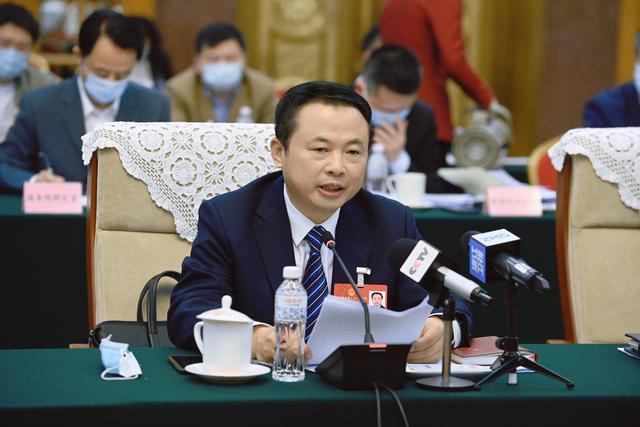 【兩會好聲音】全國人大代表、天能控股董事長張?zhí)烊危和苿印犊稍偕茉捶ā沸抻啠Ｕ蠂夷茉窗踩? width=