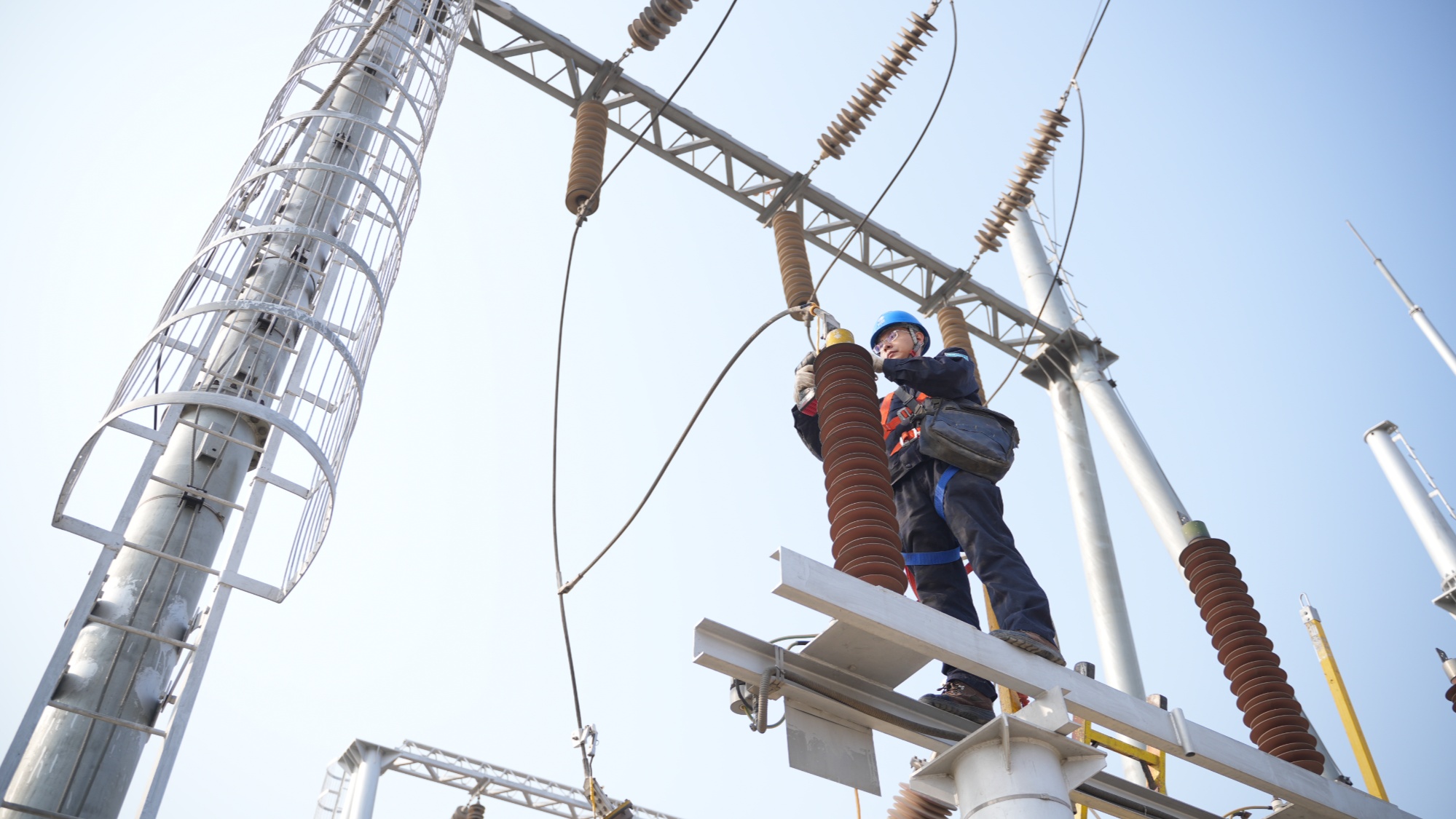 河北保定不負春光好時節 電網春檢序幕起