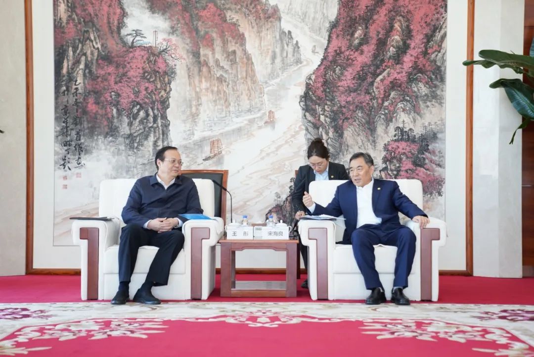 中國(guó)能建黨委書(shū)記、董事長(zhǎng)宋海良與歐洲自然科學(xué)院院士、中國(guó)發(fā)展研究院院長(zhǎng)王彤會(huì)談