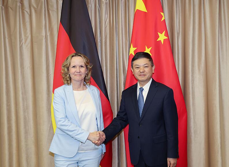 生態環境部部長黃潤秋會見德國聯邦環境、自然保護、核安全與消費者保護部長萊姆克