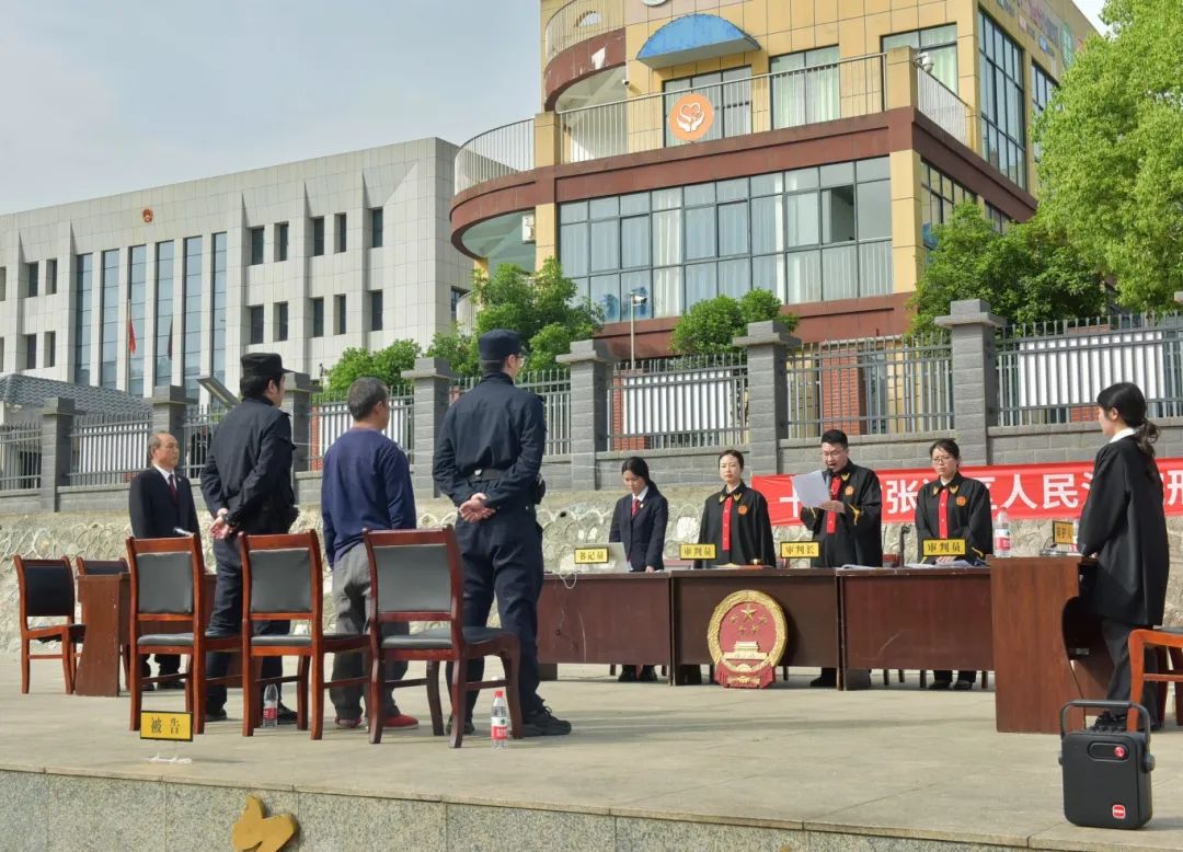 湖北十堰：架電網觸“法網”，變庭審為“課堂”