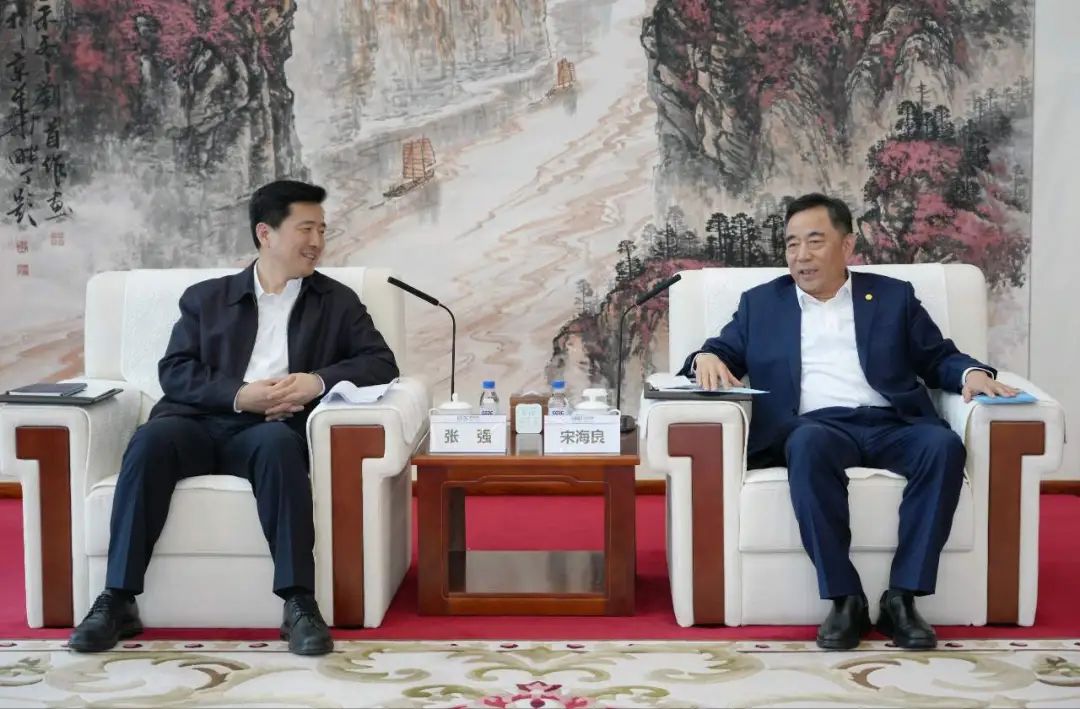 中國能建黨委書記、董事長宋海良與北京經開區工委書記張強會談