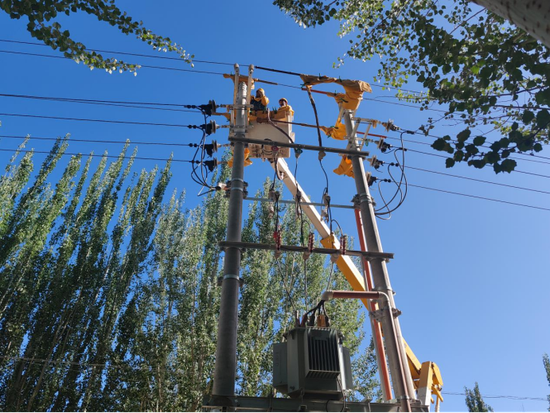 國網疏勒縣供電公司帶電作業(yè)“消缺”忙 安全用電有保障