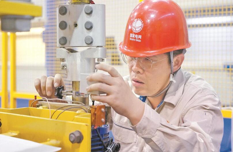 王棟:摸透設備“習性” 檢修手到“病除”