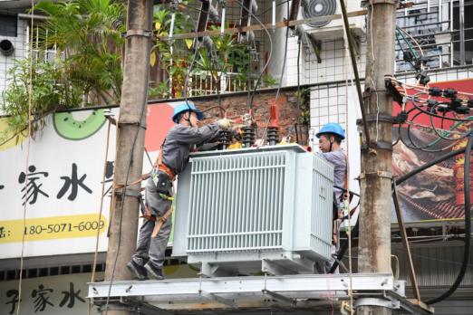 國網云霄縣供電公司迎戰(zhàn)夏季用電高峰 守護萬家“清涼”度夏