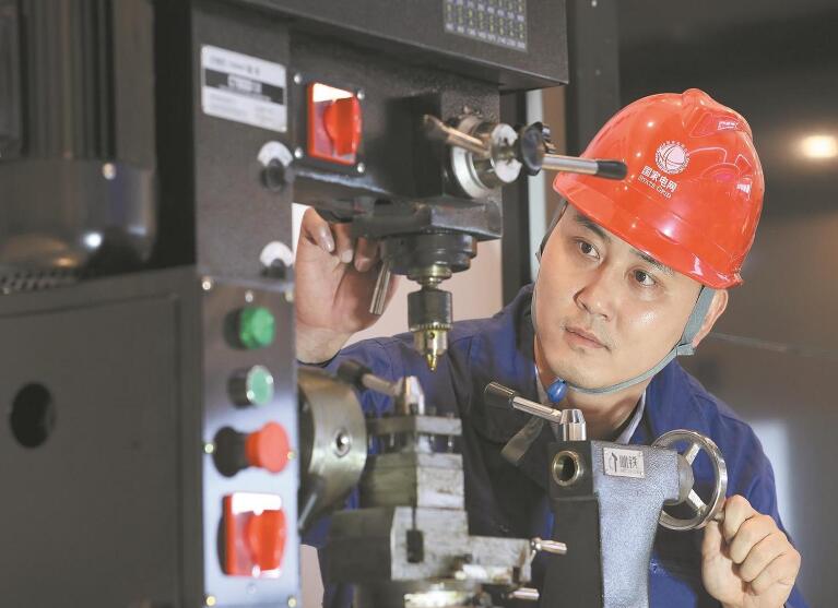 守匠心善創新的輸電運檢專家——記全國五一勞動獎章獲得者李寧