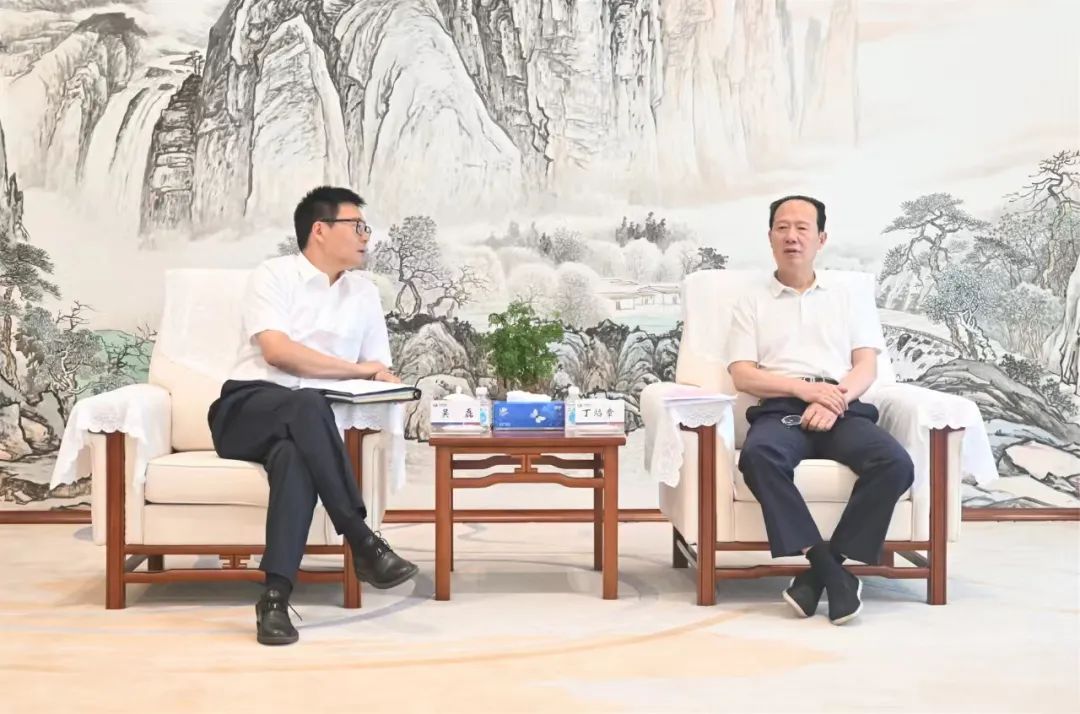 中國(guó)電建黨委書(shū)記、董事長(zhǎng)丁焰章與上海電氣集團(tuán)黨委書(shū)記、董事長(zhǎng)吳磊會(huì)談