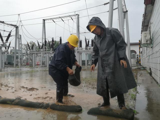 國網永城市供電公司:電力人冒雨出擊 保障電力可靠供應