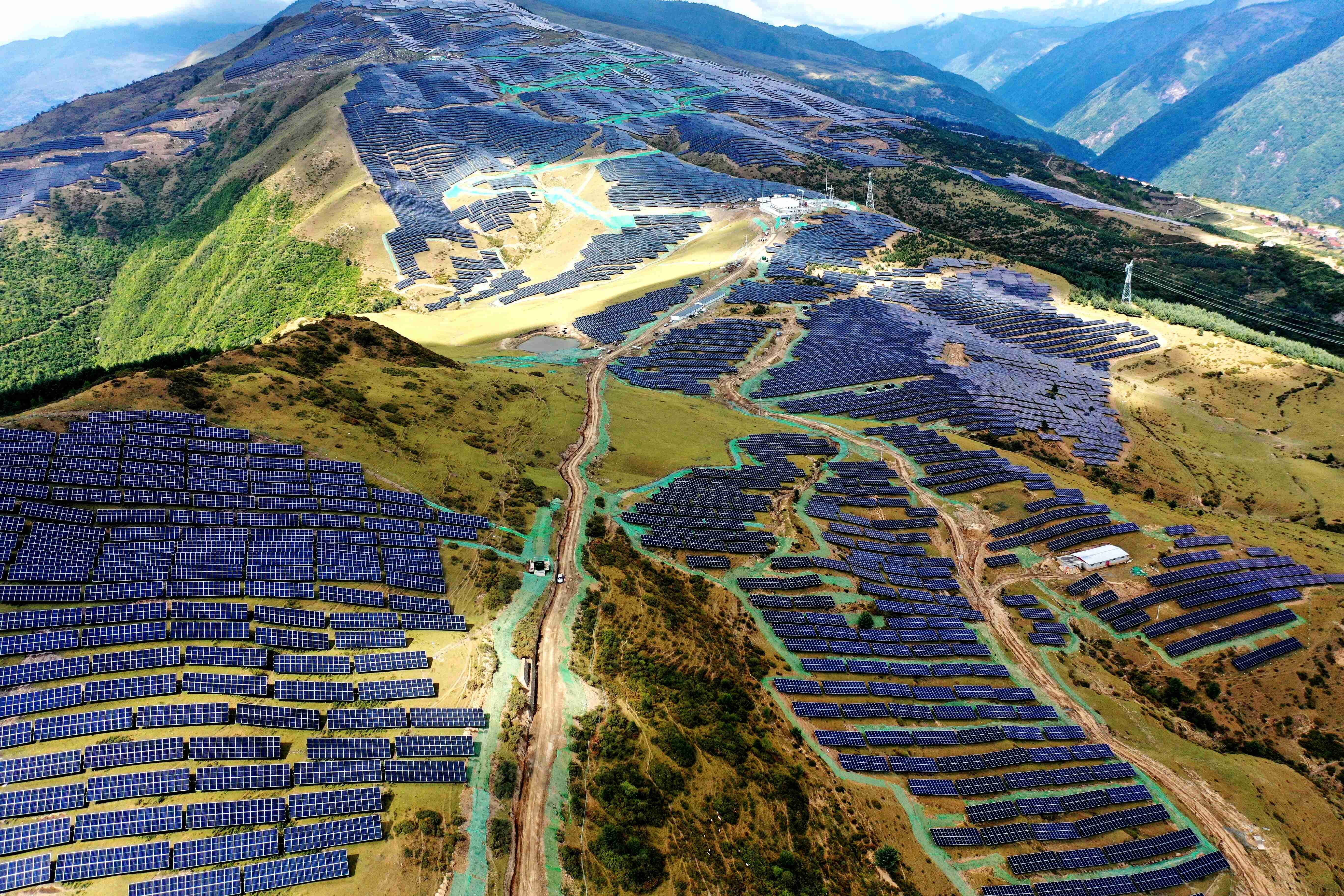 黑水縣“光伏+生態修復”創新發展模式 打好生態經濟“組合拳”