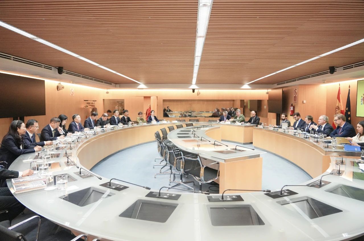 中國能建黨委書記、董事長宋海良與西班牙工業和旅游大臣霍爾迪·埃雷烏會談