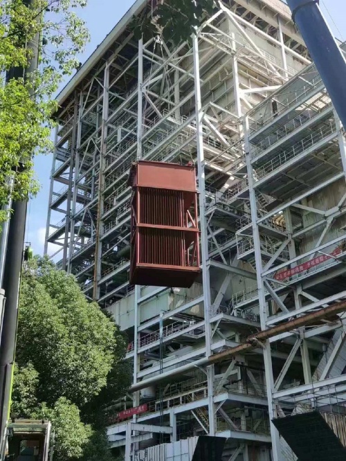 南京化學工業園熱電有限公司#5爐新增暖風器及低溫省煤器優化改造順利完成主體設備起吊工作