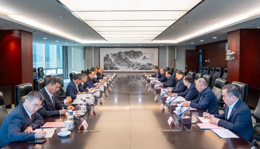 華電集團黨組書記、董事長江毅會見中國中車黨委書記、董事長孫永才