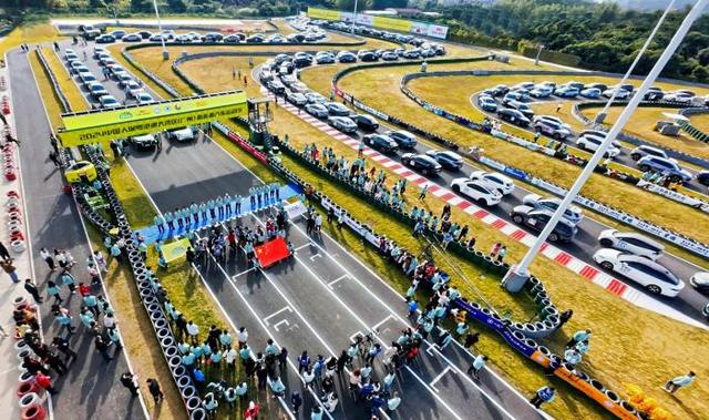 大灣區(廣州)新能源汽車運動季舉行 盧寧軍白巖松現身