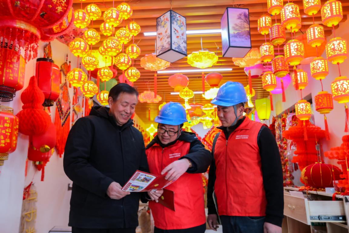 國網(wǎng)焦作供電公司優(yōu)化營(yíng)商環(huán)境 服務(wù)年貨市場(chǎng)