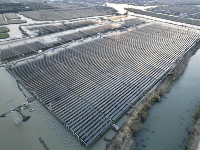 江蘇泰州罡楊51.8兆瓦漁光互補光伏發電項目全容量并網發電