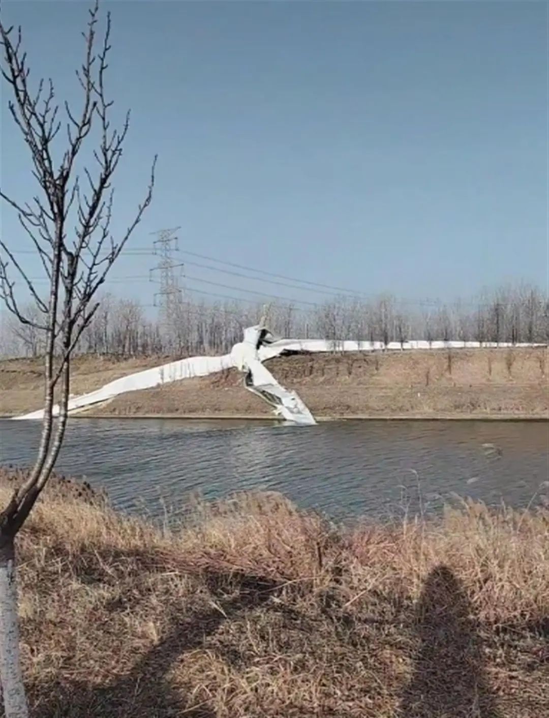 江蘇宿遷一風力發電風車倒塌 損失或達300萬元