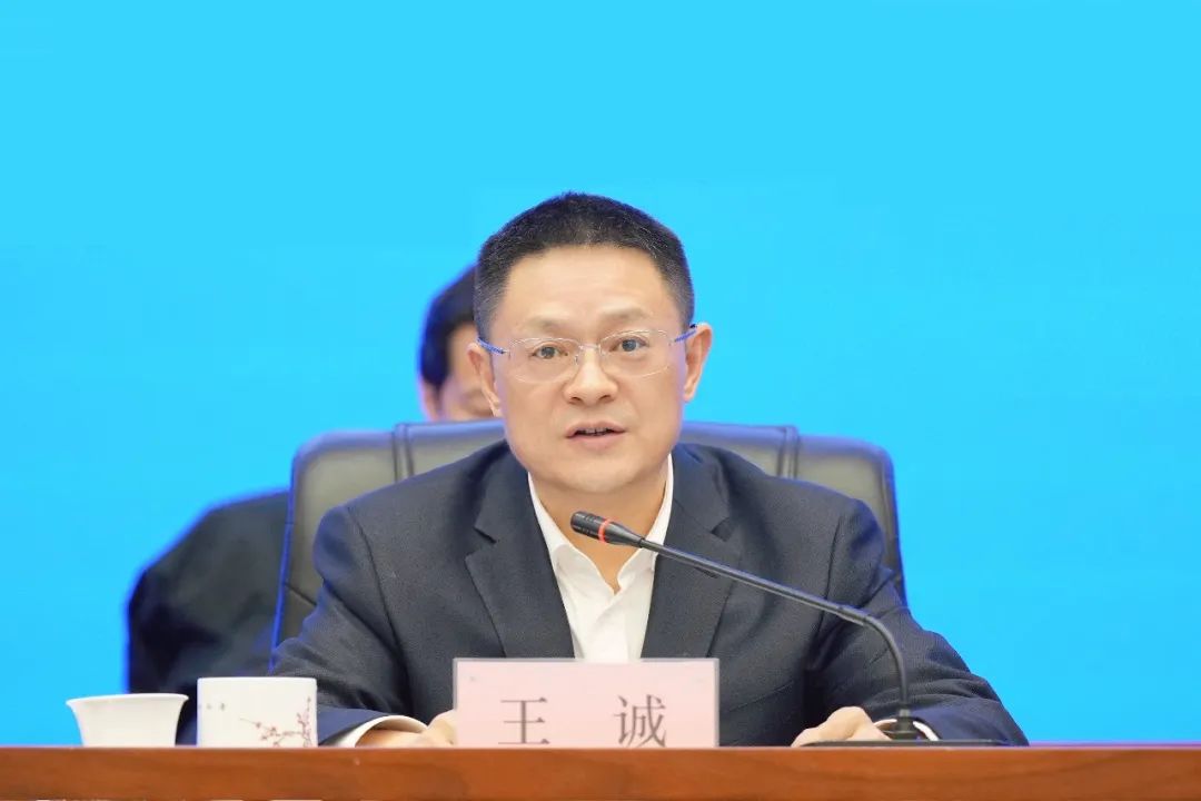 這一新成立能源集團，董事長、總經理亮相