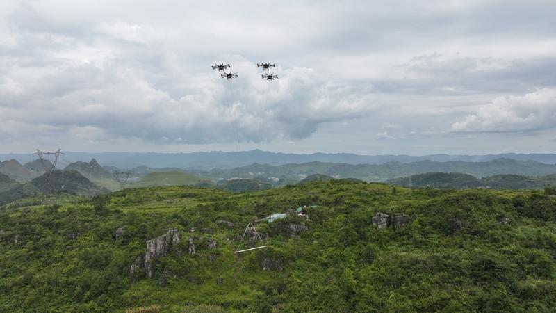 重載無人機四機聯吊首次運用于貴州省220千伏輸電線路施工現場